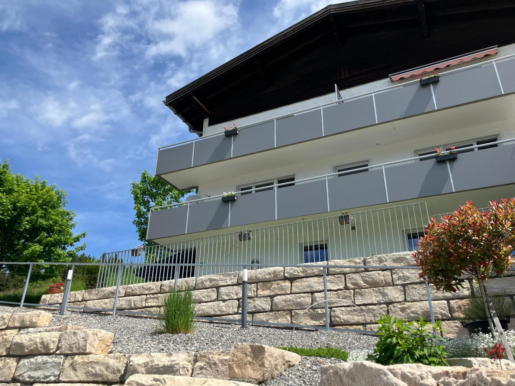 Walli Laterns - Ski Und Bergvergnuegen Direkt Vor Der Haustuer Exterior photo